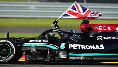 Forma-1: Hamilton nyerte a Brit Nagydíjat, Verstappen versenye fél körig tartott