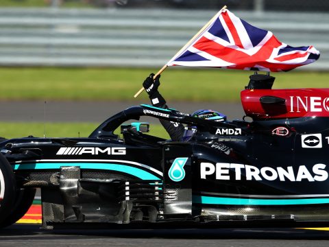 Forma-1: Hamilton nyerte a Brit Nagydíjat, Verstappen versenye fél körig tartott