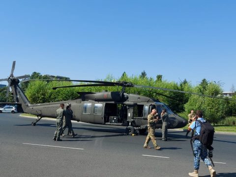 Kényszerleszállást hajtott végre egy amerikai helikopter Bukarest egyik sugárútján
