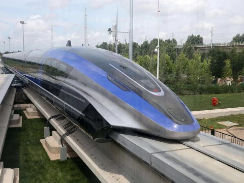 600 kilométer/órára képes a kínai „lebegő” vonat