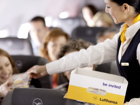 Eltörli a megszokott „hölgyeim és uraim” köszönést a Lufthansa