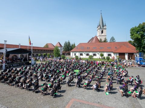 Közösségi felelősségvállalásra biztatta Potápi Árpád János a MOGYTTE magyar végzőseit