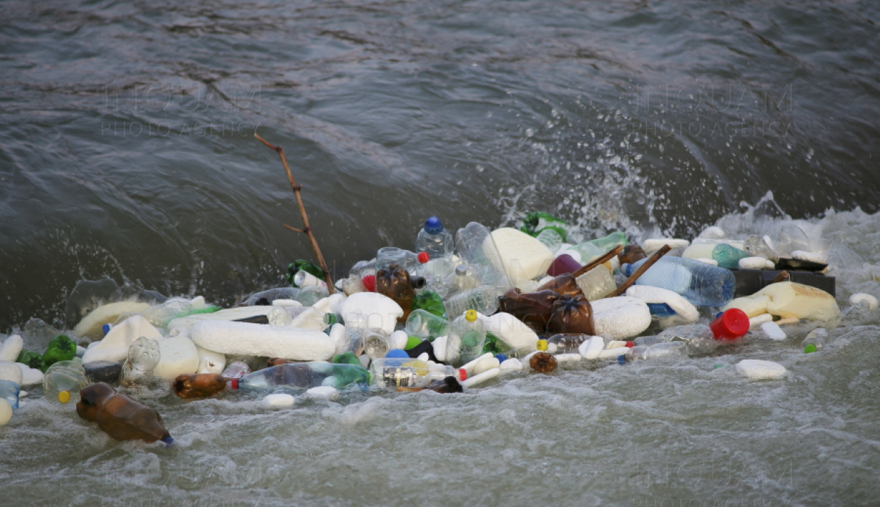 Az úszó hulladékot összegyűjtő rendszereket helyeznek el a román-magyar határ mentén levő folyókon
