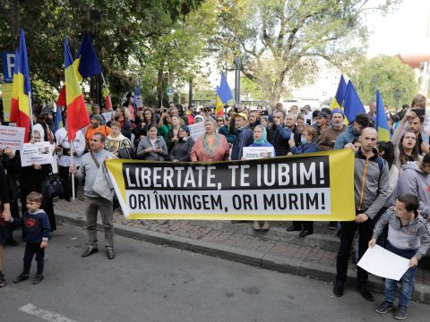 A beoltatlanokat érintő esetleges korlátozások ellen tüntettek Bukarestben