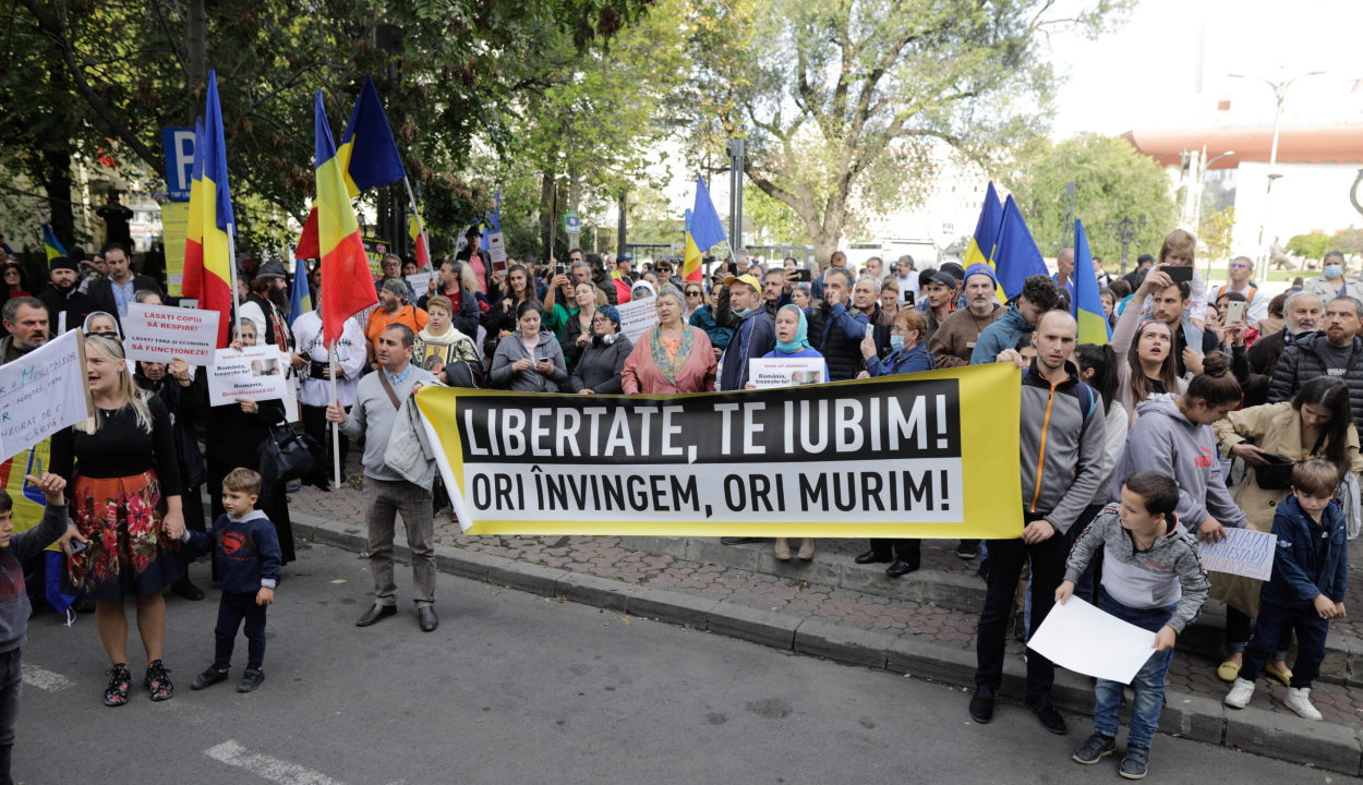 A beoltatlanokat érintő esetleges korlátozások ellen tüntettek Bukarestben