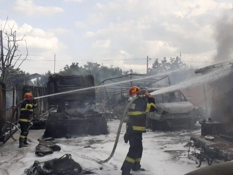 Tűz ütött ki egy gázpalackokat töltő cégnél, két súlyos sérült van