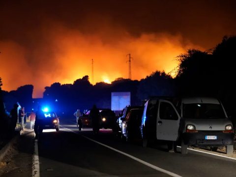 Százak menekülnek a lángok elől Szardínián, Olaszország segítséget kér