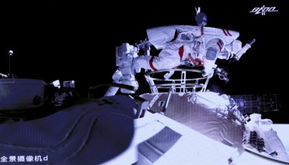 Megtették első űrsétájukat a kínai űrállomáson tartózkodó kínai űrhajósok