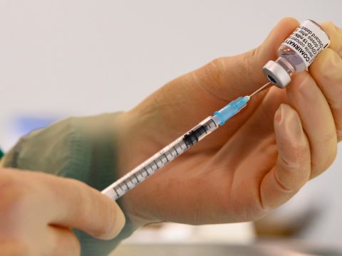 Kimutatták, mennyit csökken a Covid-19 elleni vakcinák hatékonysága