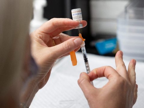 Egyre több országban válik kötelezővé a koronavírus elleni védőoltás