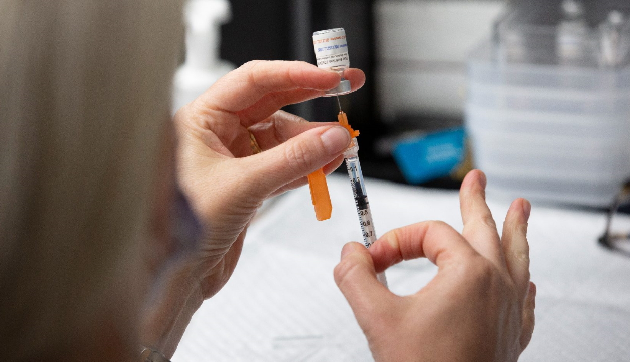 Egyre több országban válik kötelezővé a koronavírus elleni védőoltás