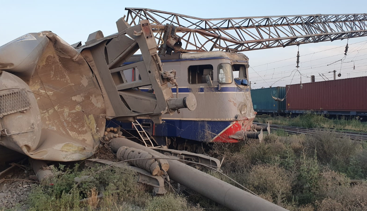 Két tehervonat ütközése miatt késnek a tengerpartra tartó és onnan induló vonatok