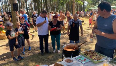 Összegyűltek a helyiek a Perkő tetején