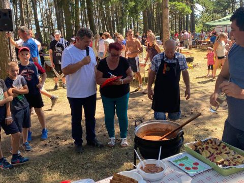 Összegyűltek a helyiek a Perkő tetején