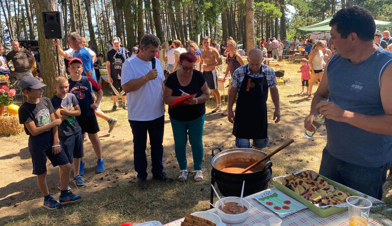 Összegyűltek a helyiek a Perkő tetején