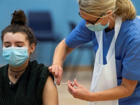 Cîmpeanu: közel 35 ezer tizenkét és tizenöt év közötti tanuló kapta meg a koronavírus elleni oltást