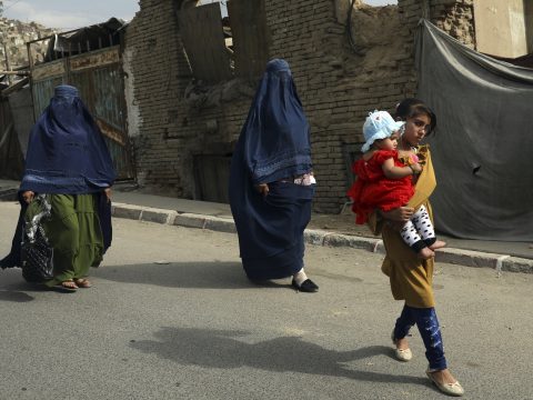 Tálibok: a nők maradjanak otthon, mert a katonák nincsenek „arra kiképezve”, hogy tiszteljék őket