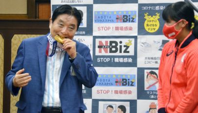 Új aranyérmet kap a japán sportoló, mert az eredetit megharapta a polgármester