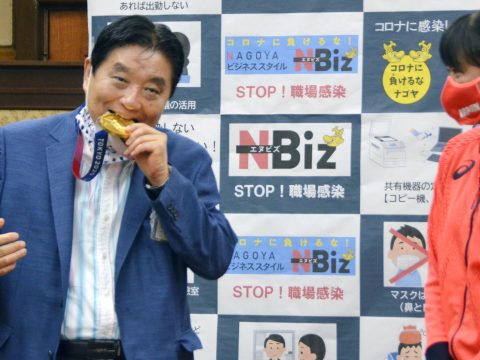 Új aranyérmet kap a japán sportoló, mert az eredetit megharapta a polgármester
