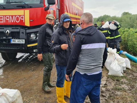 Több mint 140 lakóházat árasztott el a víz a kiadós esőzések után Brassóban