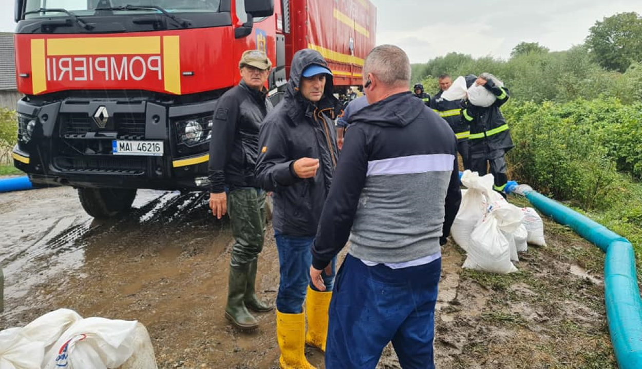 Több mint 140 lakóházat árasztott el a víz a kiadós esőzések után Brassóban