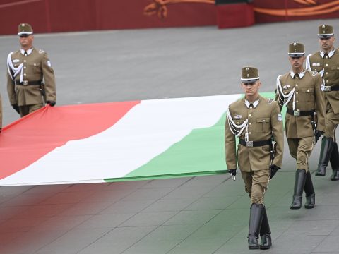 Augusztus 20. – Felvonták a nemzeti lobogót az Országház előtt