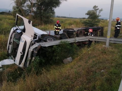 Felborult egy 20 ezer liter tejet szállító tartálykocsi az A1-es autópályán