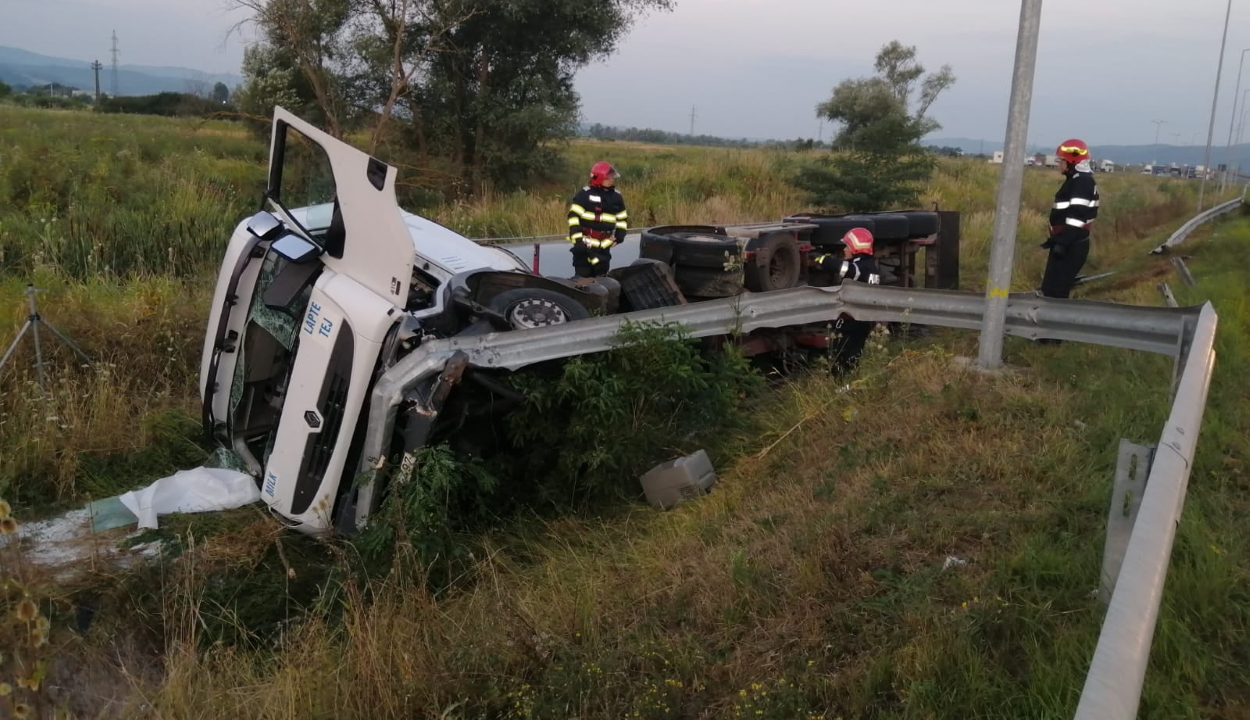 Felborult egy 20 ezer liter tejet szállító tartálykocsi az A1-es autópályán