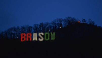 Piros-fehér-zöld megvilágítást kap a Brașov-felirat a Cenken