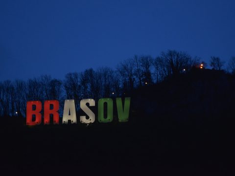 Piros-fehér-zöld megvilágítást kap a Brașov-felirat a Cenken