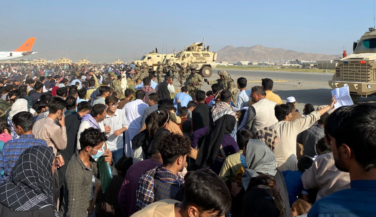 Több ezren próbálnak a kabuli repülőtéren keresztül menekülni az országból