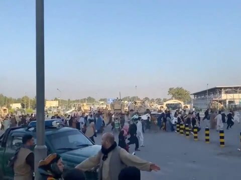 Eluralkodott a káosz a kabuli repülőtéren, lövések is eldördültek