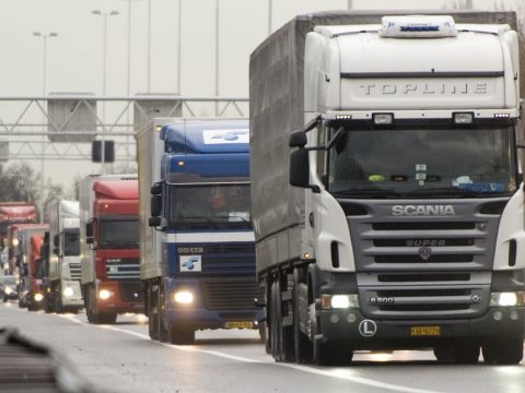 30 román kamionos 2,5 millió euró értékben lopott el luxuscikkeket más teherautókról
