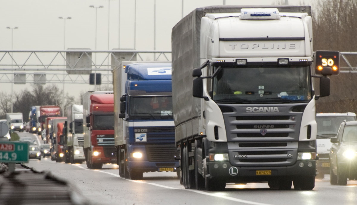 30 román kamionos 2,5 millió euró értékben lopott el luxuscikkeket más teherautókról