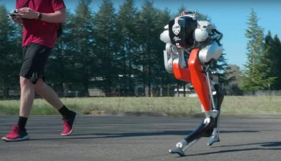 5 kilométert futott a szabadban egy kétlábú robot