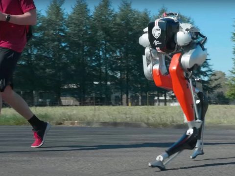 5 kilométert futott a szabadban egy kétlábú robot