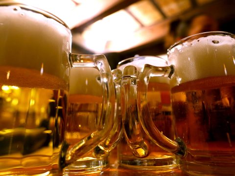 Egy tonnányi sört lopott el két jászvásári férfi egy szemeteskuka segítségével