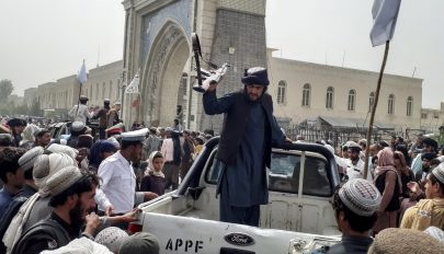 Pánik és káosz Afganisztánban: győztek a tálibok, a nyugatiak menekülnek