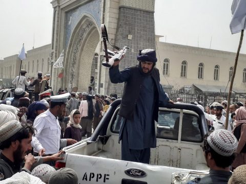 Pánik és káosz Afganisztánban: győztek a tálibok, a nyugatiak menekülnek