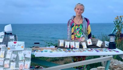Saját készítésű ékszereket árul egy 11 éves lány a tengerparton, hogy megmentse beteg kutyáját