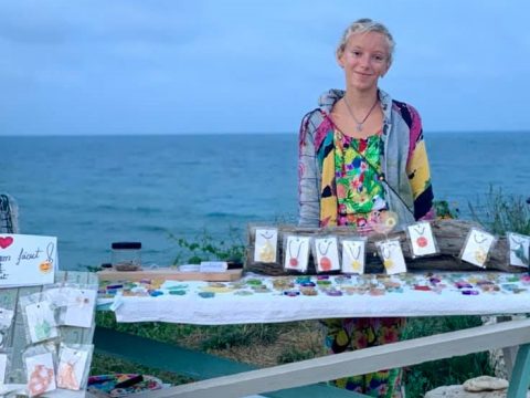 Saját készítésű ékszereket árul egy 11 éves lány a tengerparton, hogy megmentse beteg kutyáját