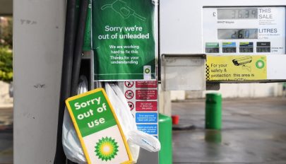 A pánikszerű üzemanyag-felvásárlás befejezését kérik a brit autósoktól