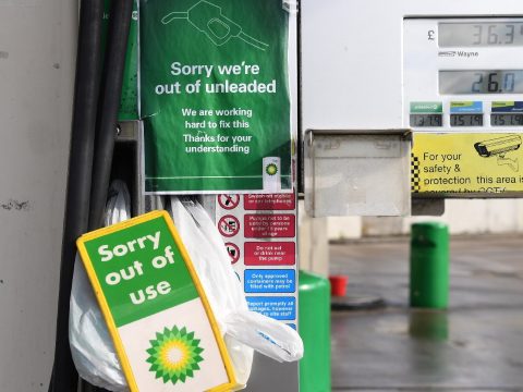 A pánikszerű üzemanyag-felvásárlás befejezését kérik a brit autósoktól