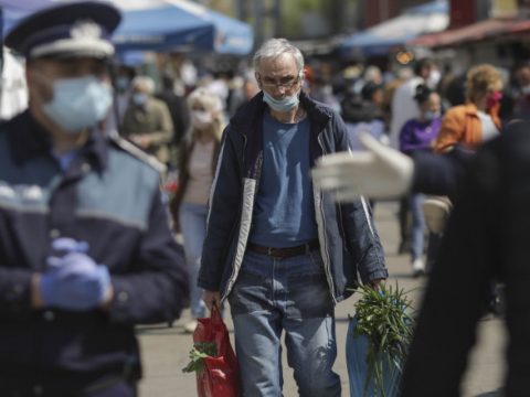 A széles körű maszkviselés másokat is maszkviselésre ösztönöz