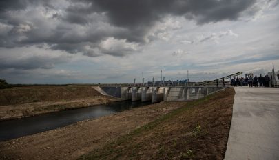 Üzembe helyezték az ország első folyami hulladékmentesítő rendszerét