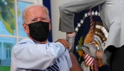 Joe Biden kamerák előtt kapta meg a harmadik, emlékeztető oltását