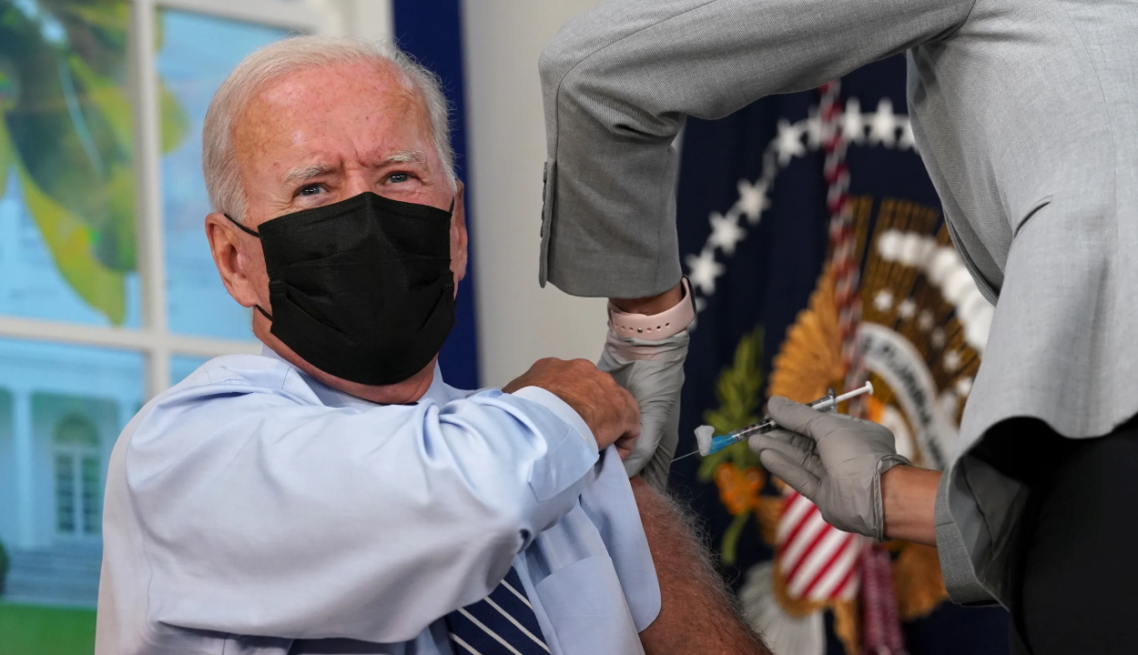 Joe Biden kamerák előtt kapta meg a harmadik, emlékeztető oltását