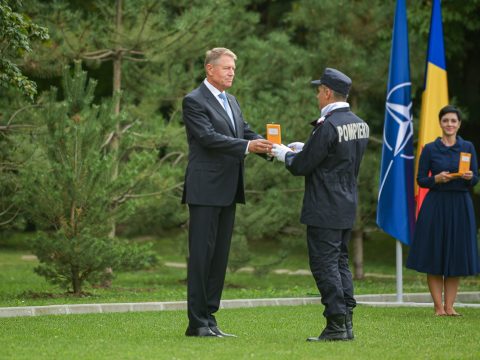 Iohannis kitüntette a görögországi tüzek megfékezésében segédkező egységek parancsnokait