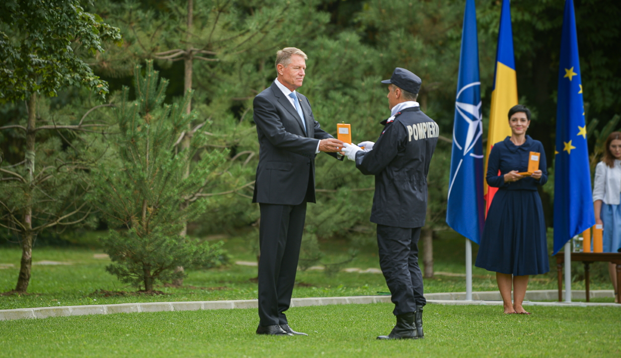 Iohannis kitüntette a görögországi tüzek megfékezésében segédkező egységek parancsnokait