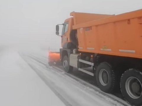 Tíz centiméteres a hóréteg a Transzfogarason